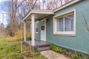 Exterior detail - Dune's Edge Retreat Peaceful home near State park and trails (South Haven)