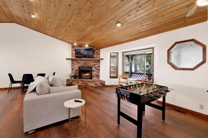 Smart TV y chimenea 