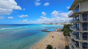 On the beach, sun-loungers, beach towels - Beachfront 8th Floor Sans Souci Studio - 30 Day Rental (Honolulu)