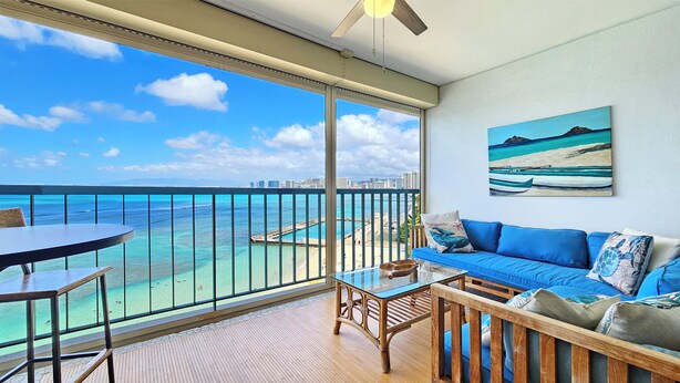A balcony with a view of the ocean and a city skyline. - Beachfront 8th Floor Sans Souci Studio - 30 Day Rental (Honolulu)