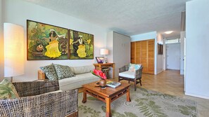 Smart TV, books - Beachfront 8th Floor Sans Souci Studio - 30 Day Rental (Honolulu)