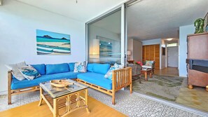 Smart TV, books - Beachfront 8th Floor Sans Souci Studio - 30 Day Rental (Honolulu)