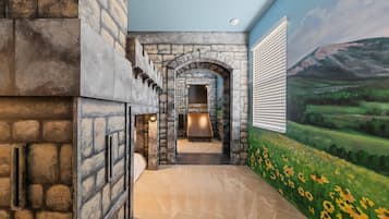 14 slaapkamers, een bureau, een strijkplank/strijkijzer, reisbedje