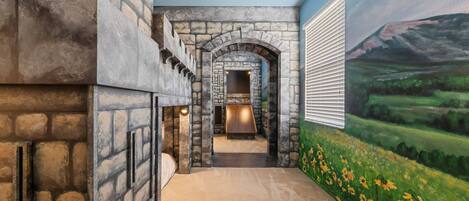 14 slaapkamers, een bureau, een strijkplank/strijkijzer, reisbedje