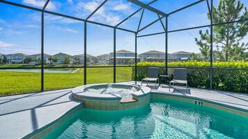 Een verwarmd zwembad