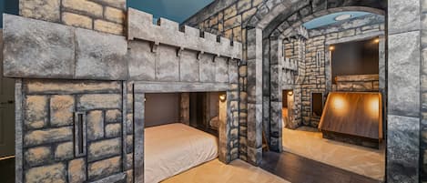 14 عدّة غرف نوم ومكتب ومكواة/لوح كي وسرير سفر