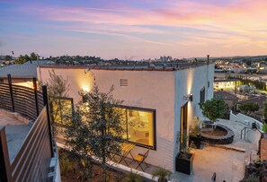 Exterior - Downtown LA views+Hot tub+ Designer Home! (Los Angeles)