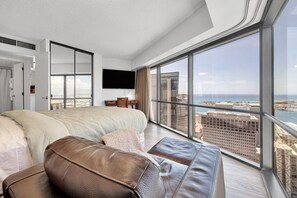 1 bedroom, desk, iron/ironing board, free WiFi - Bishop Suites @ Executive Centre, Ocean View Suite #3903, Heart of Honolulu (Honolulu)