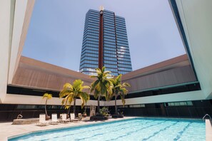 Outdoor pool - Bishop Suites @ Executive Centre, Ocean View Suite #3903, Heart of Honolulu (Honolulu)