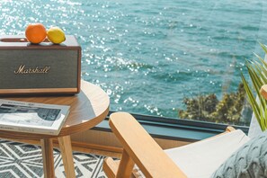 A wooden table with a Marshall radio, a magazine, and two fruits. - Shuanglang 7 Fun sea Hotel (Dali)