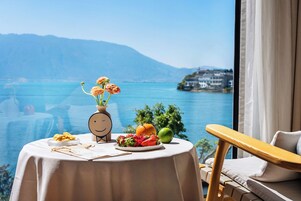 Escritorio, wifi gratis y ropa de cama 