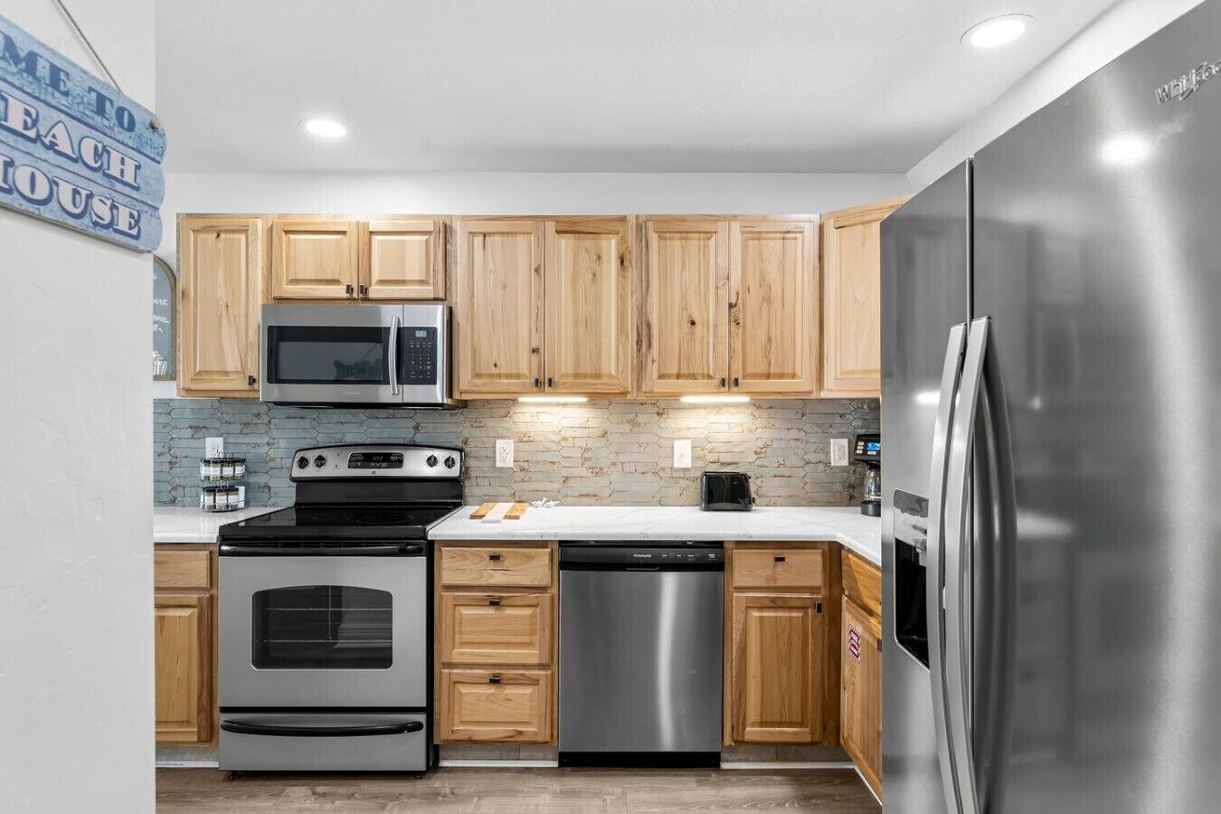 Jääkaappi, mikroaaltouuni, uuni, liesi