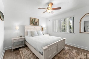 2 slaapkamers, een bureau, een strijkplank/strijkijzer, wifi