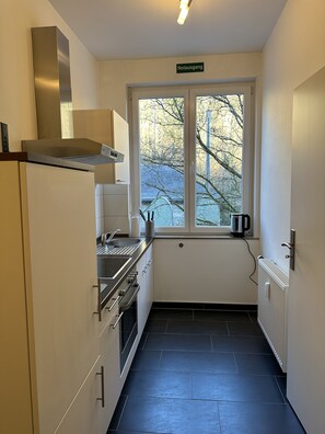 KĂŒhlschrank, Mikrowelle, Ofen, Herdplatte