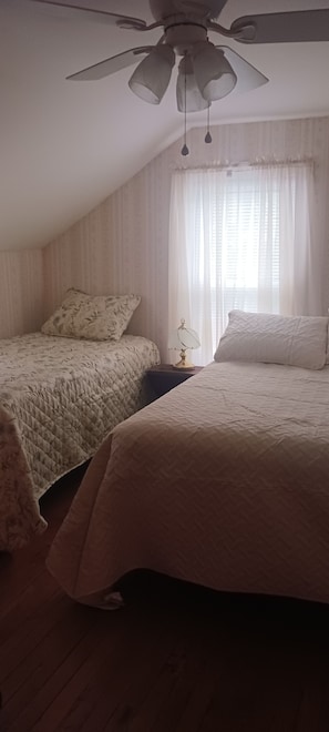 3 bedrooms, travel crib, free WiFi, bed sheets