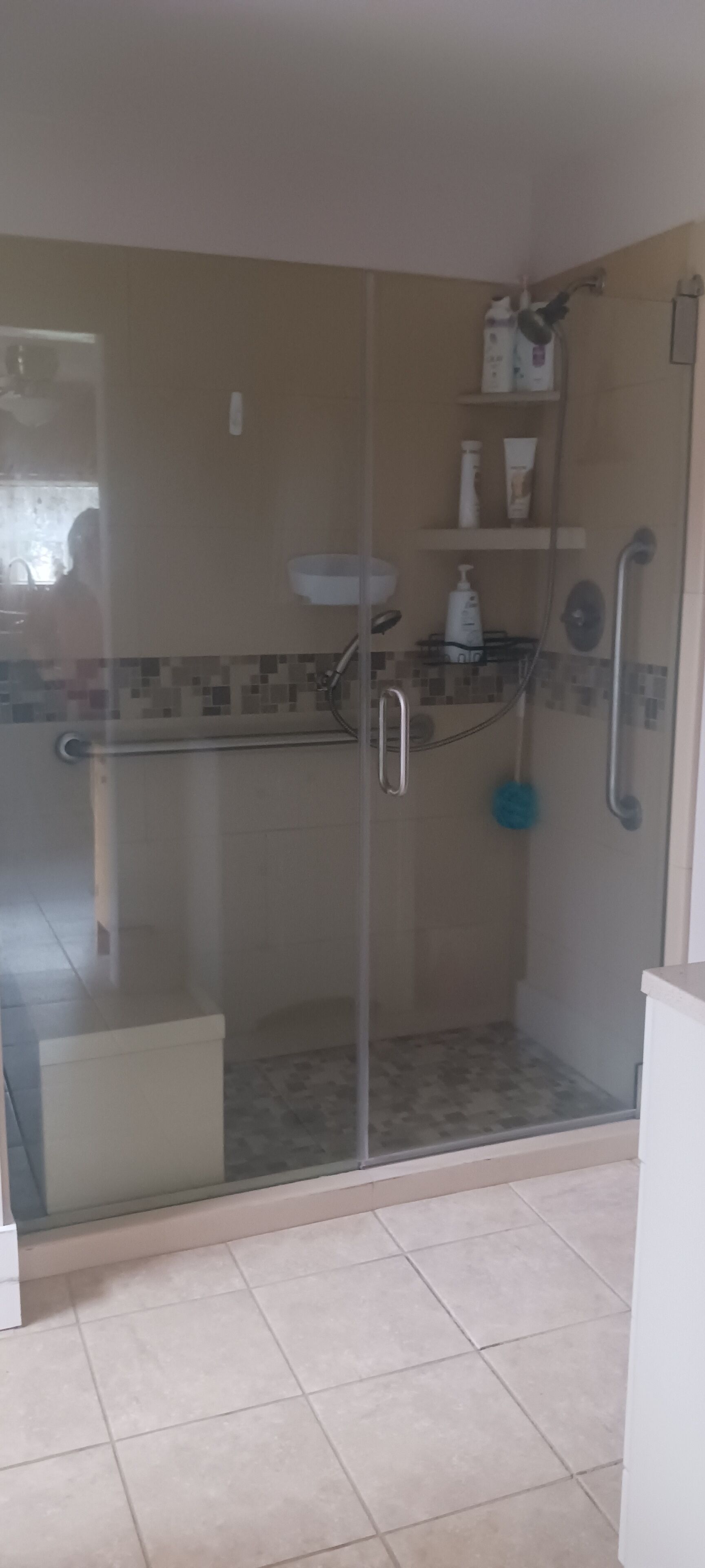 Douche, sèche-cheveux, serviettes fournies, savon