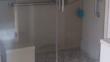 Douche, sĂšche-cheveux, serviettes fournies, savon