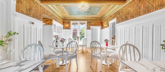 Estate room at bed & breakfast in downtown Napa with AC, WiFi, pool, and hot tub