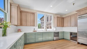 Private kitchen - Estate room at bed & breakfast in downtown Napa with AC, WiFi, pool, and hot tub (Napa)