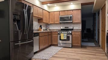 KylskÄp, mikrovÄgsugn, ugn och spishÀll