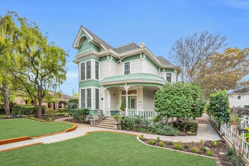 Classic California King room at bed & breakfast--downtown Napa w/ pool & hot tub