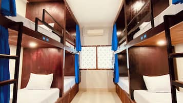 Edredón, escritorio, wifi gratis y ropa de cama