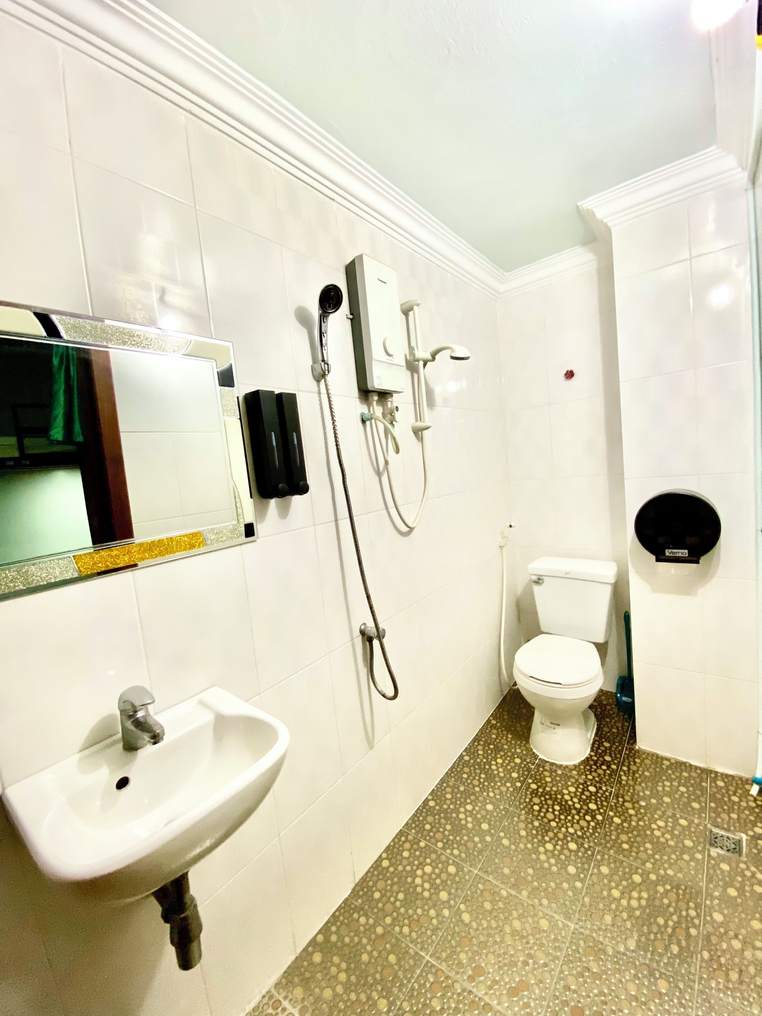 Eenvoudige tweepersoonskamer | Badkamer | Een douche, een hydromassagedouche, gratis toiletartikelen, een bidet