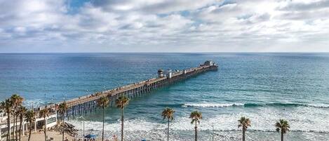 Nära stranden, solstolar och strandhanddukar