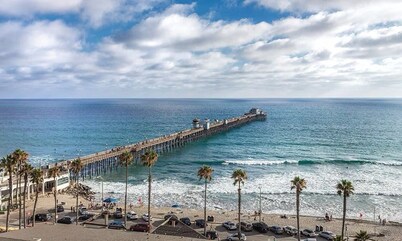 Enjoy Oceanside Pier’s Southern California Breeze in a 2-Bd/2-BA Deluxe Suite