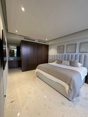 4 dormitoris, caixa forta a l'habitació i planxa i posts de planxar 