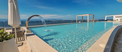 Alberca al aire libre y alberca climatizada