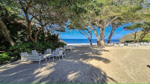 Plage, chaises longues, serviettes de plage
