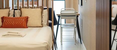 Een strijkplank/strijkijzer, reisbedje, gratis wifi, beddengoed