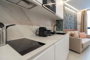 Réfrigérateur, micro-ondes, lave-vaisselle, cafetière/bouilloire