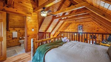 3 soverom, skrivebord, strykejern/-brett og reiseseng for barn