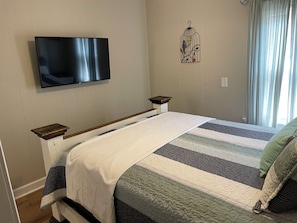 2 bedrooms, iron/ironing board, free WiFi, bed sheets