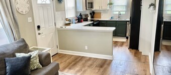 Spacious Cottage on Main st- Near Downtown