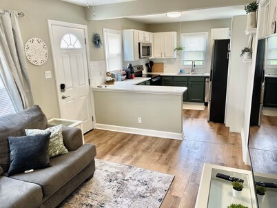 Spacious Cottage on Main st- Near Downtown