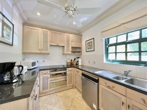 Jääkaappi, mikroaaltouuni, uuni, astianpesukone