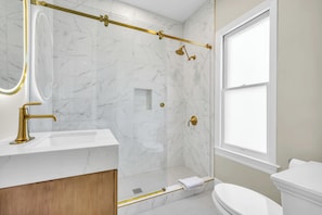 Sèche-cheveux, serviettes fournies