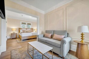 1 bedroom, WiFi, bed sheets - Vineyard suite with California king at downtown Napa B&B w/ pool and hot tub (Napa)