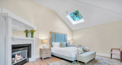 Vineyard suite with California king at downtown Napa B&B w/ pool and hot tub