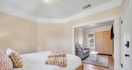 Vineyard suite with California king at downtown Napa B&B w/ pool and hot tub