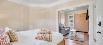 Vineyard suite with California king at downtown Napa B&B w/ pool and hot tub