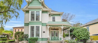 Vineyard suite with California king at downtown Napa B&B w/ pool and hot tub