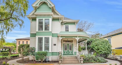 Vineyard suite with California king at downtown Napa B&B w/ pool and hot tub