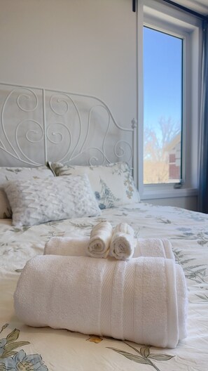 5 bedrooms, desk, free WiFi, bed sheets