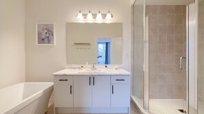 Een haardroger, handdoeken, zeep, shampoo