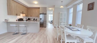 Beautiful 5- Bedroom Boho-Chic Townhouse at Richmond Hill