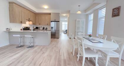Beautiful 5- Bedroom Boho-Chic Townhouse at Richmond Hill